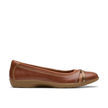 Clarks 樂活休閒 - Meadow Ave低調別緻線形交錯設計娃娃鞋(棕褐色) CLF79648C-女