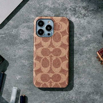 【COACH】iPhone 16系列 精品手機殼 卡其經典大C｜潮流精品  防摔兼備｜百搭首選