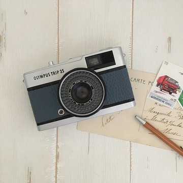 奧林巴斯TRIP　 35膠片相機與藍灰色真皮