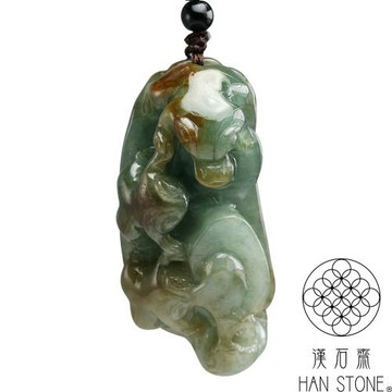 【漢石齋】天然翡翠A貨 金錢蛙玉珮吊墜 飄花種帶紅翡(58*24*23mm)