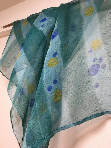 點點圖案的桌巾