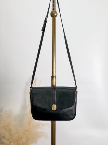 【 日本直送 名牌中古包 】CELINE 賽琳 肩背包 黑色 徽章標誌 皮革 翻蓋式 vintage 古董 txzb37