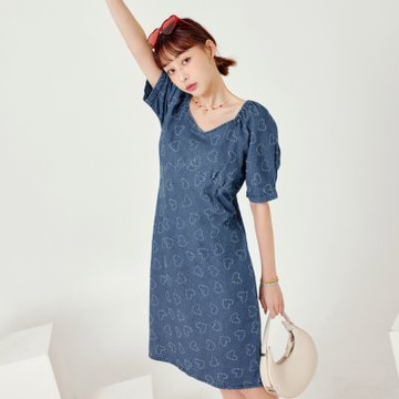 OB嚴選中大尺碼-丹寧牛仔立體愛心紋理泡泡袖收腰合身短洋裝《DA9640》