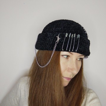 帶有鏈條的龐克帽。黑色嘻哈骷髏帽。毛絨無簷小便帽鉤針編織。