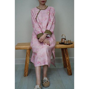 靜家 春秋款中式國風 粉黛佳人 亞麻印花斜襟 長旗袍