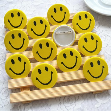 笑臉徽章 標準黃色笑臉胸章微笑表情胸牌卡通兒童胸針小號3cm40個