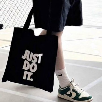 【Nike】Just Do It 帆布袋 手提袋 國外限定 黑色 BG018-010A