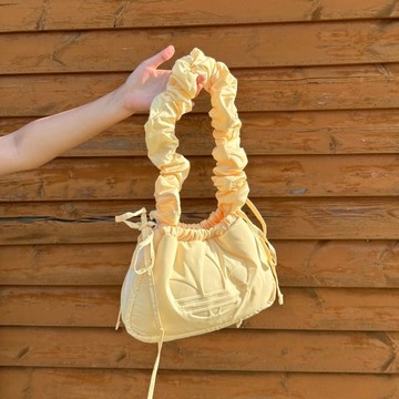 ADIDAS 奶黃色 雲朵包 抽繩皺摺 荷葉邊設計 單肩 愛迪達 KF2519