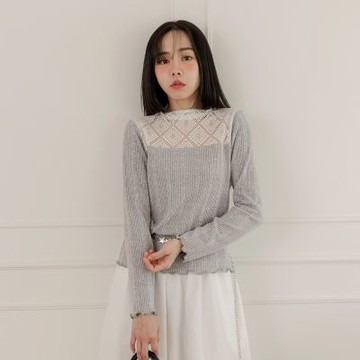 OB嚴選-蕾絲拼接直紋合身長袖上衣《AB20884-》