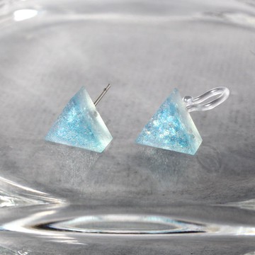 樹脂耳環 / 粼粼天藍 - 單隻 / 三角形 / 10 mm