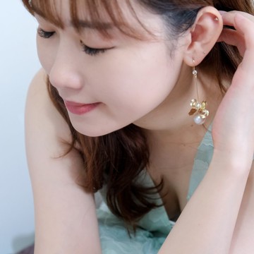 Fifna | 啞金色立體花瓣 Swarovski 珍珠垂墜耳環 新娘耳環 婚禮