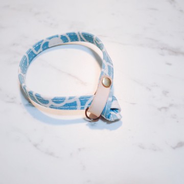 貓 項圈 沁藍大方白色花 植楺皮 附鈴鐺 可加購吊牌