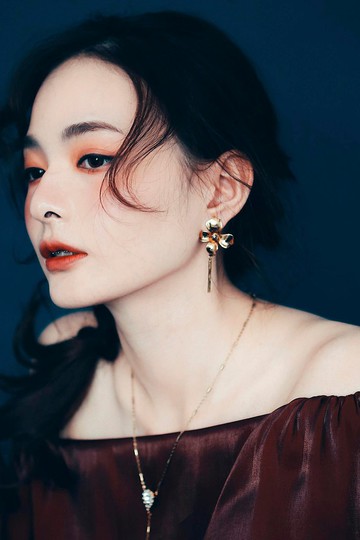 COR-DATE / 古金色花瓣垂吊耳環