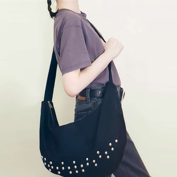 LARGE STUDDED DENIM HOBO BAG 黑色丹寧布鉚釘流浪漂流人包