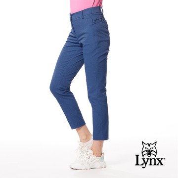 【Lynx Golf】女款日本進口布料抗皺彈性舒適丹寧織帶設計草寫繡花造型窄管九分褲-深藍牛仔色