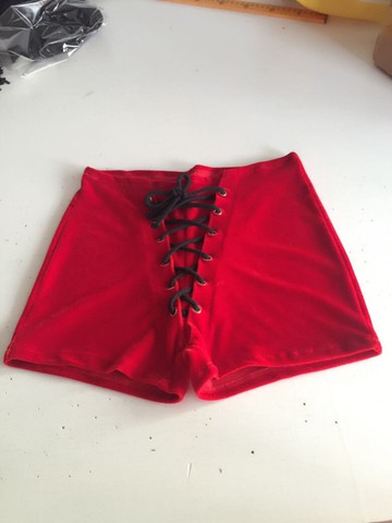 新款ds演出服夜店酒吧女歌手爵士舞服裝修身高腰綁帶黑\紅短褲