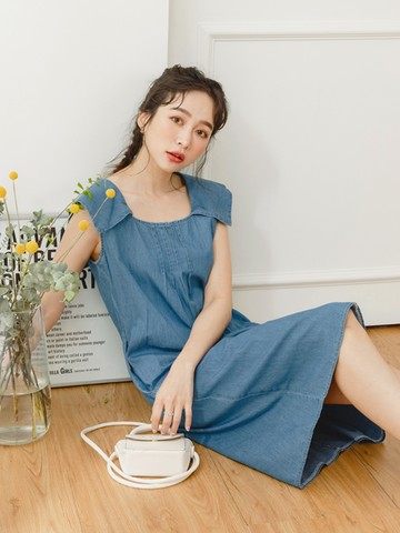 小V臉．方領高含棉造型領片車褶線牛仔洋裝