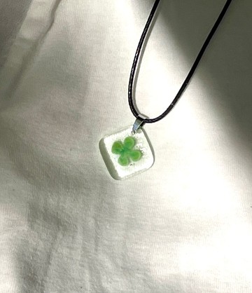 琉駐幸運-透明系幸運草琉璃項鍊・手作療癒飾品-窯燒琉璃