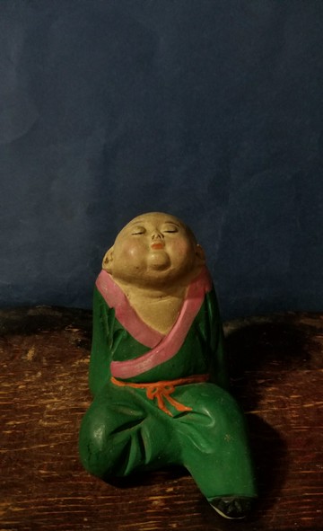 老雕塑擺飾 慵懶的小和尚