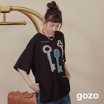 【gozo】鑰匙圖鑑斑紋印花下擺開衩T恤(黑色/淺卡其_F) | 女裝 圓領 百搭