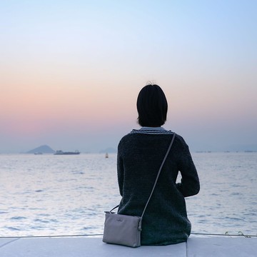 【永恆長青】・雙拉鍊真皮斜背包・【微瑕疵福利品】簡極・暖灰