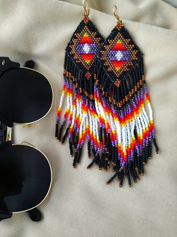 獨特設計師手工串珠耳環。黑色流蘇耳環。設計款耳環。