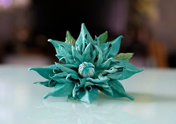 皮革綠松石鐵線蓮「海之語」，胸針，髮飾與帽子配件