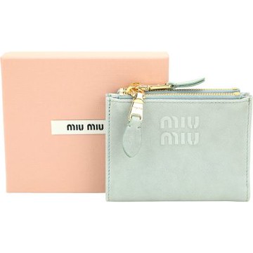 miu miu 字母浮雕 復古壓紋納帕羊皮雙零錢袋短夾(霧藍)