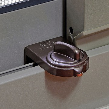 日本GUARD 兒童安全鋁窗落地門鎖_大安全鈕型(棕)