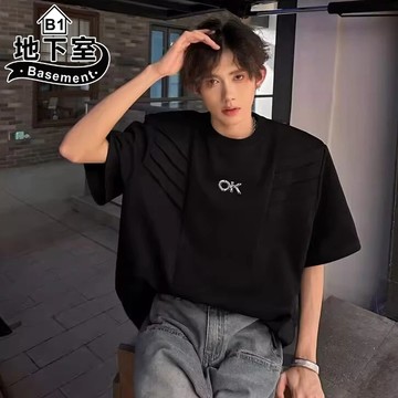 地下室B1-短袖上衣 美式復古OK結構褶皺墊肩設計感t恤 寬鬆 圓領 五分袖 短袖t恤【NL625125】
