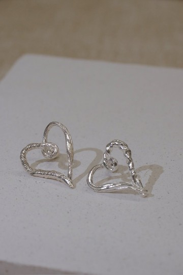 冬繫 中愛心耳環 自然紋路 不對稱販售