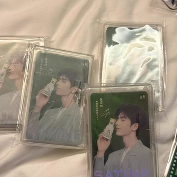 💥新品下殺💥正品】張凌赫金典代言人周邊小卡閃卡吧唧撕拉吧唧全新有來源記錄