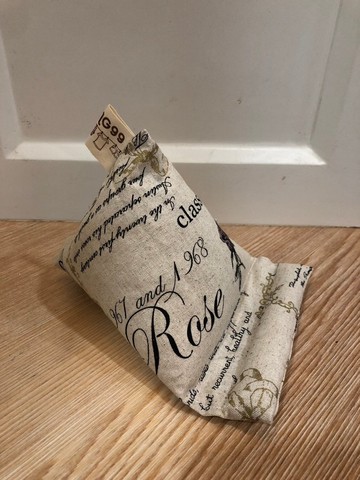 療癒系手機座~三角飯糰手機架、手機枕-歐洲燙金英文草寫風