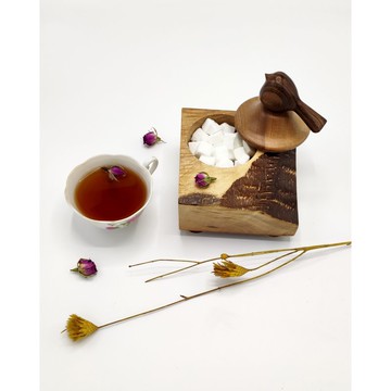 有雀的木碗。手工雕刻的雀。