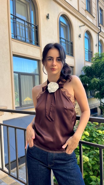 棕色緞面細肩帶上衣，飾有花朵 – 露背絲綢上衣，綴有蕾絲