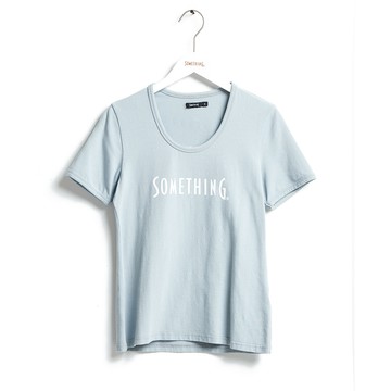 SOMETHING｜女裝｜經典印花Ｕ領短袖T恤