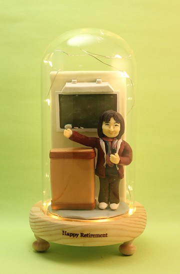 榮休記念小禮品,內有LED燈效,可客製名字.提供相片客製人物造型