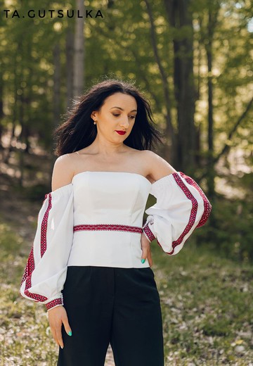 基於造型緊身胸衣的刺繡襯衫