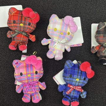 【50週年限定】菱格紋hellokitty掛件可愛鑰匙扣毛絨包包公仔掛飾