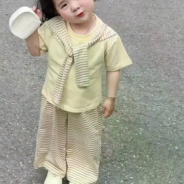 柔软透气~女童多巴胺夏季新款兒童披肩短袖上衣條紋九分寬褲兩件套潮 夏天套裝 兒童套裝 女童休閒套裝 中小童