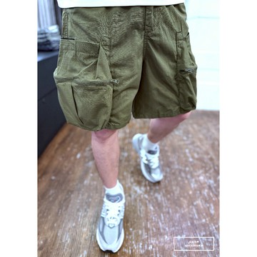 『老爺有喜』重磅立體拼接大口袋工裝短褲(NOF25028380)-軍綠破壞抽鬚 彈性修身 重度破壞 水洗刷色 男生工裝褲