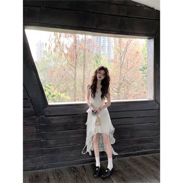 kumikumi甜美風不規則吊帶連衣裙女夏季木耳邊鉤花修身顯瘦A字裙