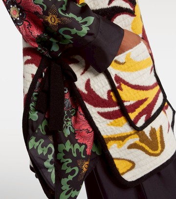 La DoubleJ In My Power patterned cape