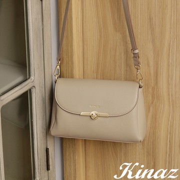KINAZ 三層澎澎柔軟皮革精緻轉釦掀蓋斜背包-香草醬-澳式丹波麵包系列