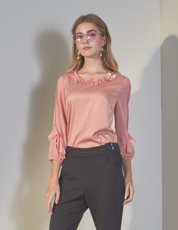 ★【喜芝梅】條紋花袖立體花領氣質上衣(粉色；M-3L) 222095117