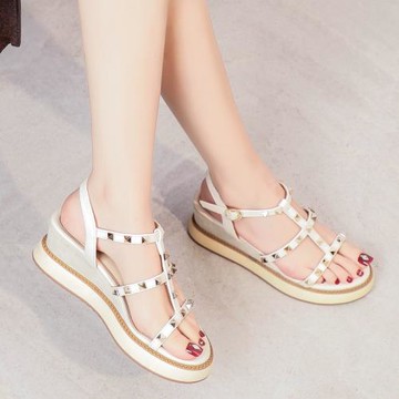 坡跟涼鞋女厚底松糕2025年新款夏季高跟中跟仙女風羅馬一字帶鉚釘