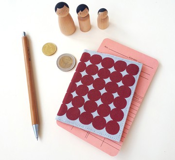 小巧輕便的織物錢包，帶拉鍊式零錢袋。手工製作。