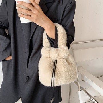 洋氣百搭小包包女2025春夏新款潮時尚手提單肩包毛毛絨茸茸水桶包