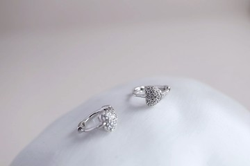 曖昧。愛心易扣式耳環