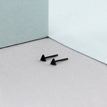 迷你小三角鋼耳環 - 黑色 銀色